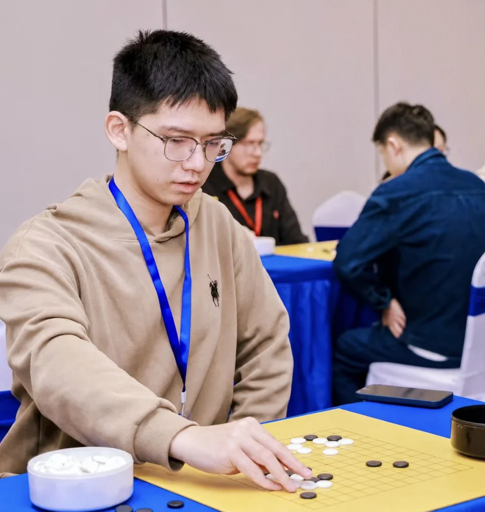 Yanheng Zhu playing Go at a competition